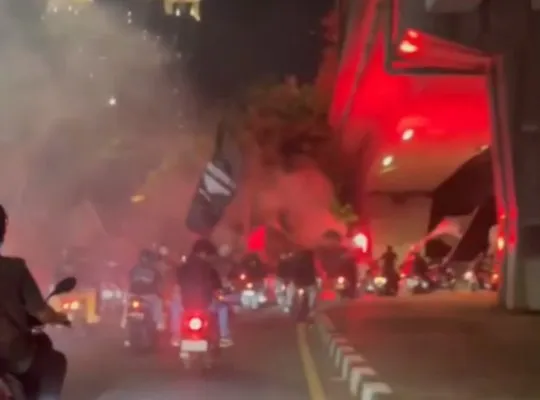 Sekelompok remaja konvoi sambil menyalakan petasan flare dan mengibarkan bendera yang diduga mengaklibatkan mobil terbakar di Kembangan, Jakarta Barat (Jakbar). (Tangkapan Layar Instagram/@jakartabarat24jam)