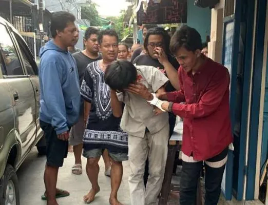 Dua orang remaja diduga pelaku pencurian dengan modus meminta uang amal untuk pembangunan yayasan di kawasan Pesing, Jakbar ditangkap warga. (Ist)