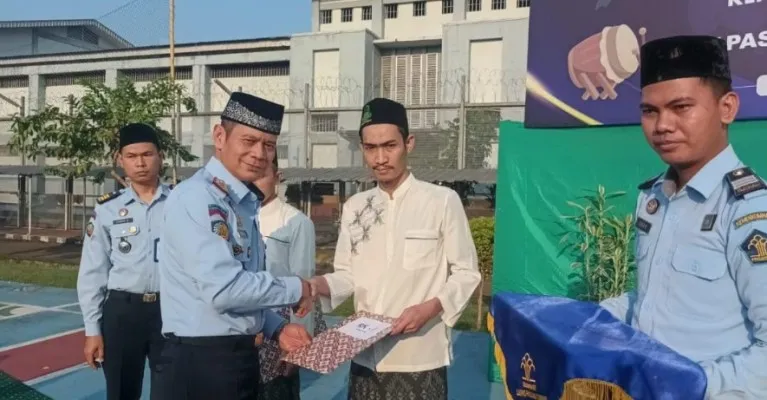 Kepala Lapas Khusus Kelas IIA Gunung Sindur, Mujiarto menyerahkan dokumen remisi pada warga binaan. (ist)