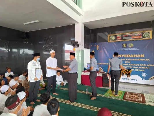 Penyerahan remisi secara simbolik kepada narapida di Lapas Kelas IIA Bekasi pada momen Idul Fitri 2024. (Poskota.co.id/Ihsan Fahmi)