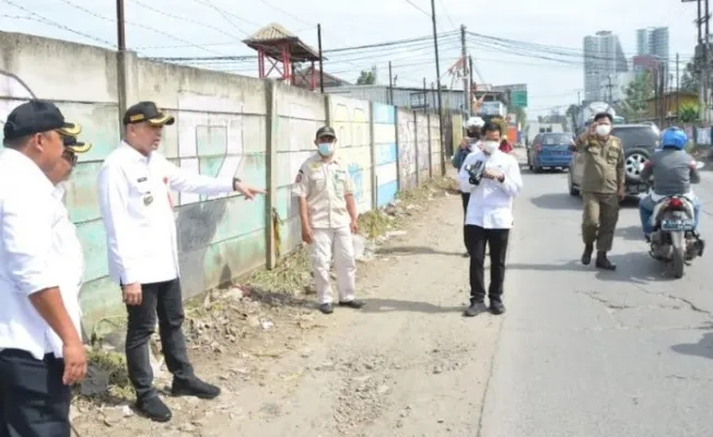 Bupati Tangerang saat meninjau perbaikan ruas jalan Islamic Village Karawaci Legok dan Jalan Perum Harkit. (ist)