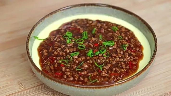 Resep telur kukus daging cincang untuk menu diet saat sahur. (Foto: YouTube/Luvita Ho)