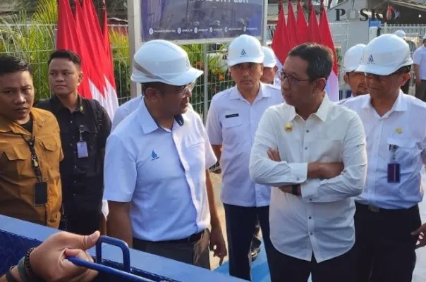 Pj Heru bersama Direktur PAM Jaya Arif kiri  saat meresmikan reservior komunal.(aldi)