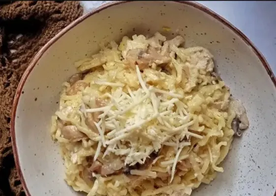 Resep bakmie creamy carbonara ini akan menggoyang lidah kamu meski menggunakan mie telor sebagai pengganti spaghetti. (Cookpad/@astysunar)