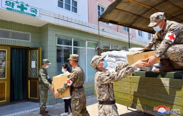 Anggota militer mendistribusikan obat-obatan untuk membantu menghentikan penyebaran virus corona. (Foto: Kantor Berita Pusat Korea)