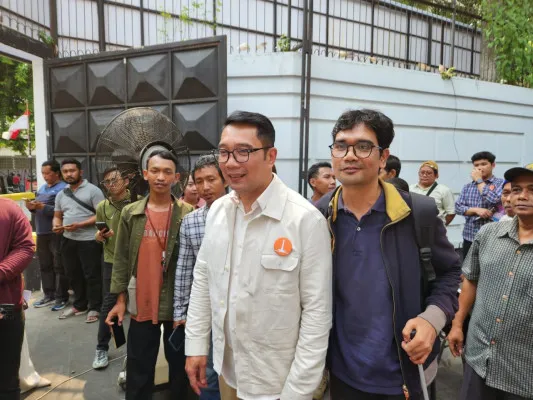 Calon Gubernur Jakarta nomor urut 1, Ridwan Kamil saat bertemu dengan penyandang disabilitas bernama Idham pada Senin, 28 Oktober 2024. (Dok. Tim RK-Suswono)