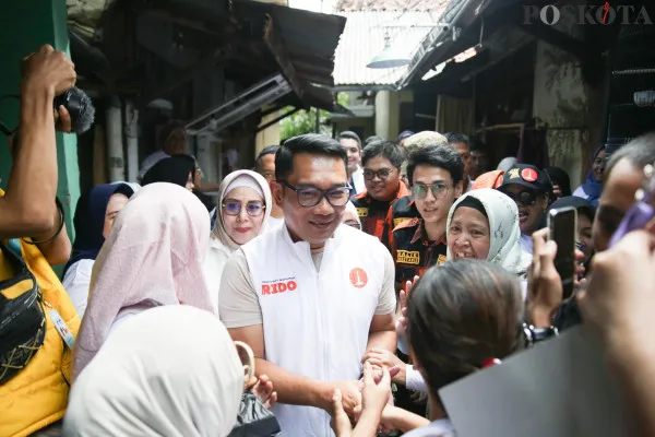 Calon Gubernur Jakarta nomor urut 1, Ridwan Kamil alias RK di acara Tebus Murah 3.000 Paket Sembako dan Santunan Anak Yatim di Kramat Jati, Jakarta Timur, Kamis 21 November 2024. (Poskota/Pandi Ramedhan)