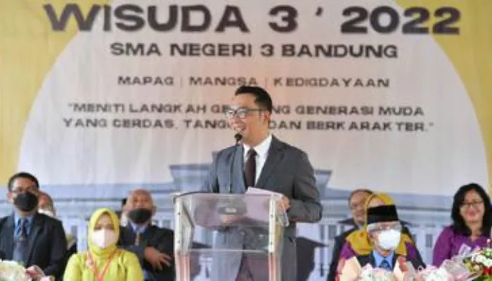 Ridwan Kamil saat menghadiri wisuda putrinya di SMAN 3 Bandung. (Dok. Biro Adpim Jabar)