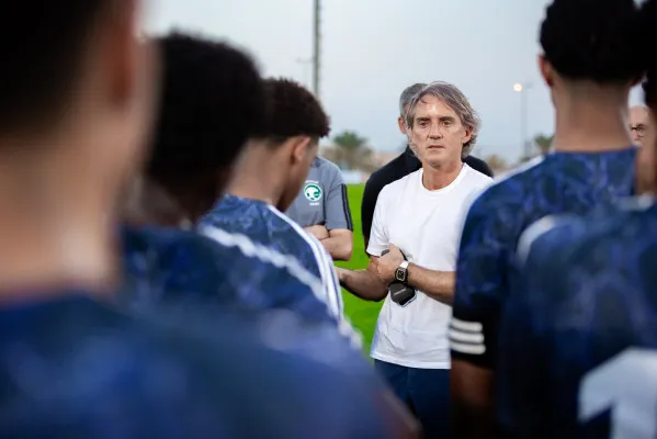 Roberto Mancini makin dekat dengan pintu keluar pelatih Timnas Arab Saudi. (X/@saudiff_en)