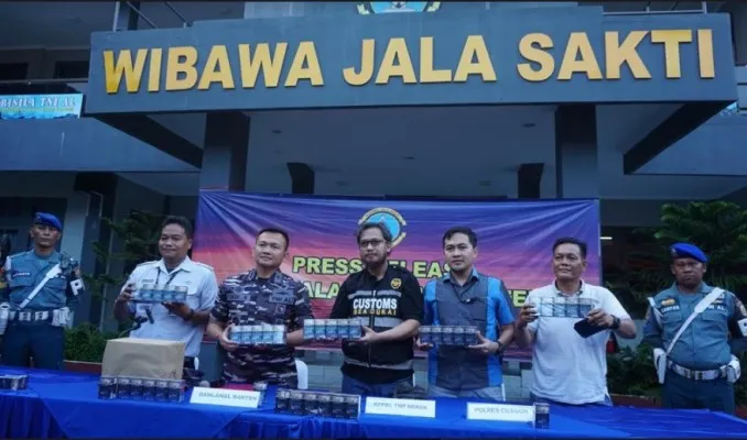 Tim Satgas Tentara Nasional Indonesia Angkatan Laut (TNI AL) Pam Obvitnas ASDP Merak dan Satgas Gurindam Sakti-23 Koarmada I, Pangkalan TNI AL (Lanal ) Banten gagalkan pengiriman 2 juta batang rokok illegal.(Ist)