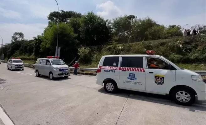 Iring-iringan mobil ambulans saat mengantar jenazah korban kecelakaan bus Subang ke Depok. (Dok: Diskominfo Kota Depok)