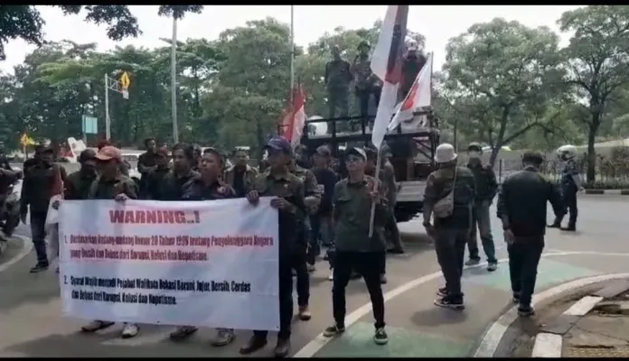 Puluhan Orang Geruduk Pemkot Bekasi, Ingatkan Pj Wali Kota tentang ...