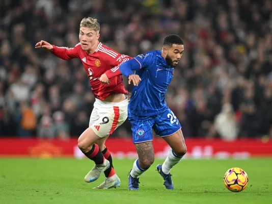 Pemain Manchester United, Rasmus Hojlund berduel dengan pemain Chelsea, Reece James dalam pertandingan di Old Trafford, Minggu, 3 November 2024. (X/@ManUtd)