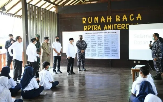 Kasal Laksamana TNI Muhammad Ali saat mendampingi Wapres RI KH. Ma'ruf Amin dalam acara peresmian 68 Kampung Bahari Nusantara secara serentak.(Dispenal)