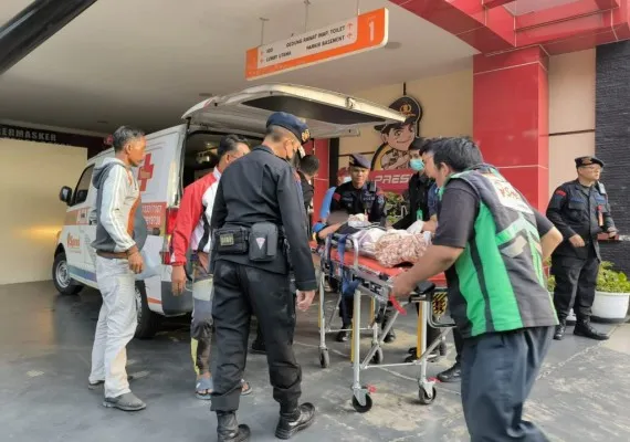 Seorang korban selamat kecelakaan bus saat tiba di RS Bhayangkara Brimob Depok. (Dok: Humas Polri)