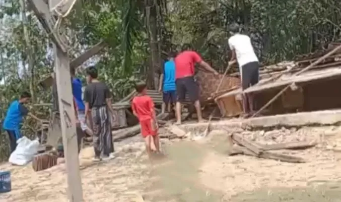 Sejumlah warga Cikeusik Pandeglang saat evakuasi rumah ambruk. (Foto: Ist).