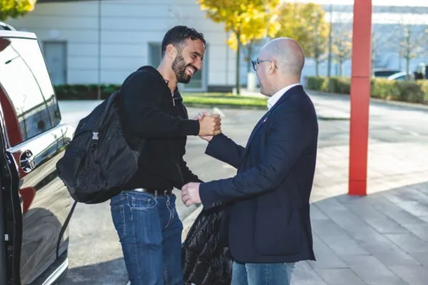 Ruben Amorim tiba di Carrington. (Manutd.com)