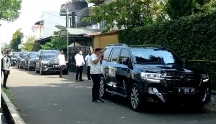 Anggota berpakaian putih terliat siaga di depan rumah dinas Irjen Pol Ferdy Sambo. (Dok. Poskota)