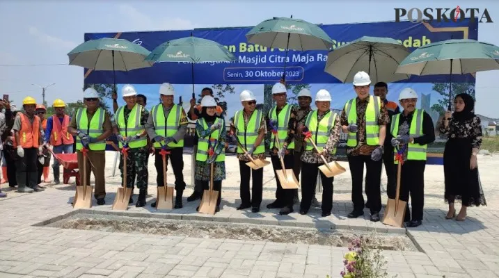 Bupati Lebak bersama jajaran Citra Maja Raya saat melakukan peletakan batu pertama. (Foto: Samsul Fatoni).