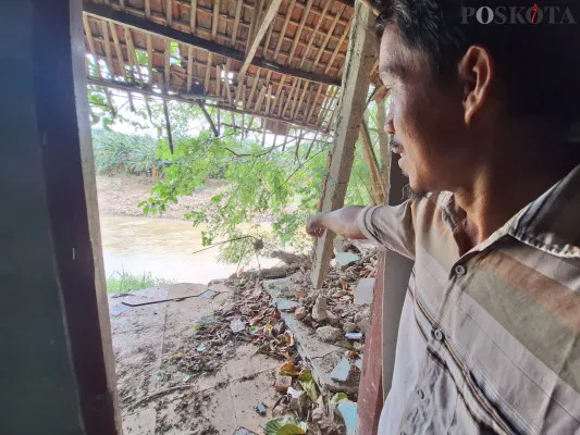 Area belakang rumah Slamet rusak dan beririsan dengan Kali Bekasi di Kampung warung pojok, Kelurahan Kebalen, Kecamatan Babelan, Kabupaten Bekasi, Selasa, 3 Desember 2024. (Poskota/Ihsan Fahmi)