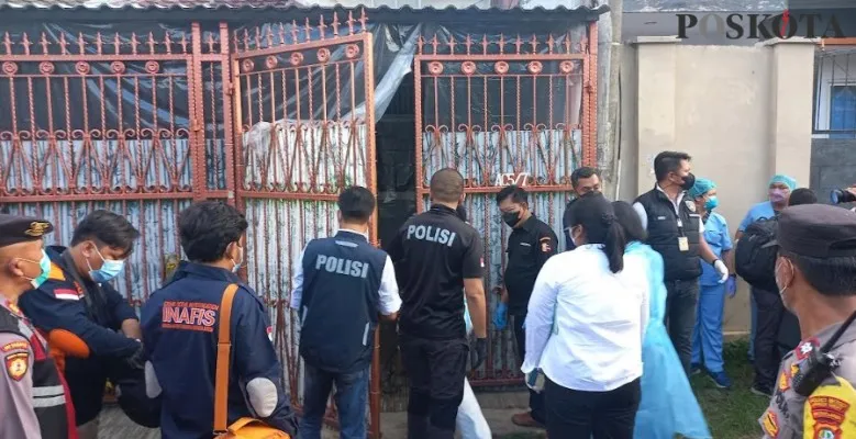 Polisi saat melakukan olah tkp lanjutan di rumah satu keluarga yang tewas di Kalideres, Jakarta Barat. (Pandi)