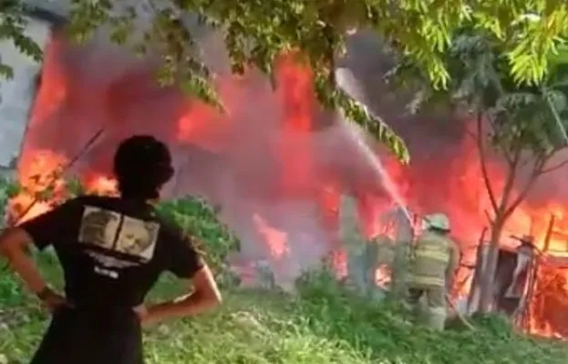 Kebakaran melanda belasan rumah kontrakan di kawasan Rawa Buaya, Cengkareng, Jakarta Barat. (Ist)