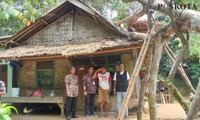 Camat Cisata, Pandeglang saat meninjau rumah warga tertimpa pohon tumbang. (Samsul Fatoni).