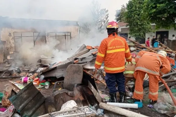 Kebakaran rumah warga di Rawalumbu Bekasi. (Ist).