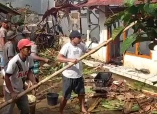 Warga Koranji Pandeglang saat berusaha memadamkan api yang membakar rumah korban. (Foto: Ist).