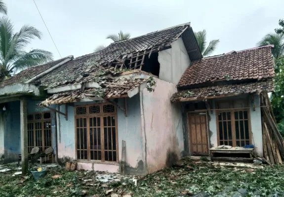 Rumah warga di Kabupaten Lebak rusak karena pohon tumbang. (Istimewa)