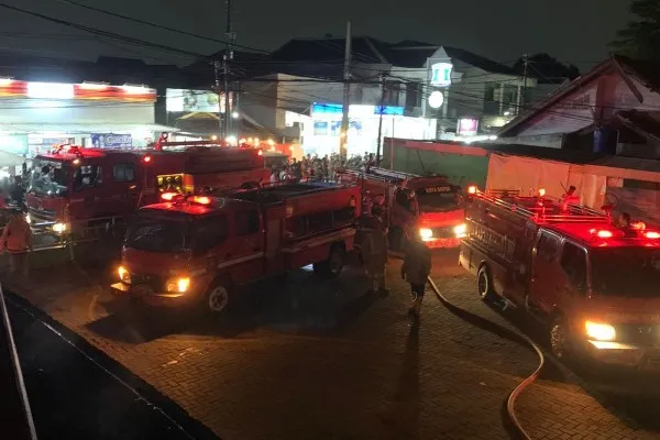 Armada Damkar Depok di Rumah Sakit Citra Arafiq Jalan RTM. (Dok. Damkar Depok)