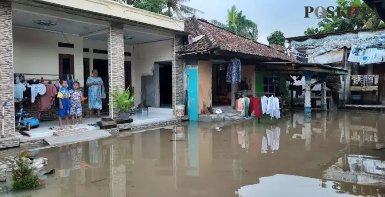 Suasan di Kampung Cogreg, Desa Pasir Bolang, Kecamatan Tigaraksa yang terisolasi banjir. (Veronica)