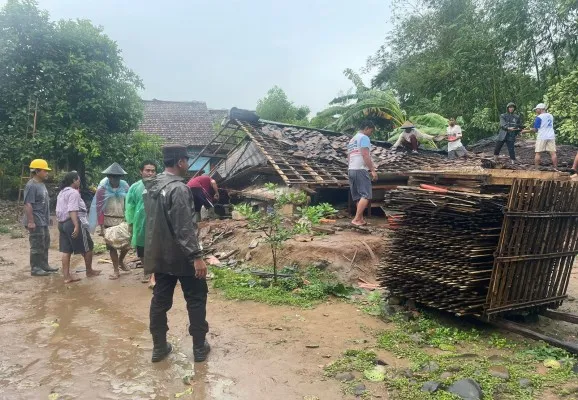 Sejumlah warga Kecamatan Malingping, Kabupaten Lebak, Banten saat mengevakuasi rumah yang roboh karena tersapu angin kencang. (Istimewa)