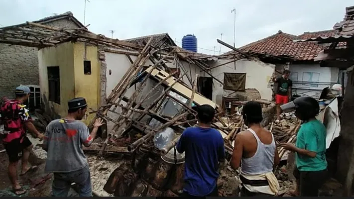 Sejumlah warga Rangkasbitung Lebak saat menangani rumah ambruk. (Foto: Ist).