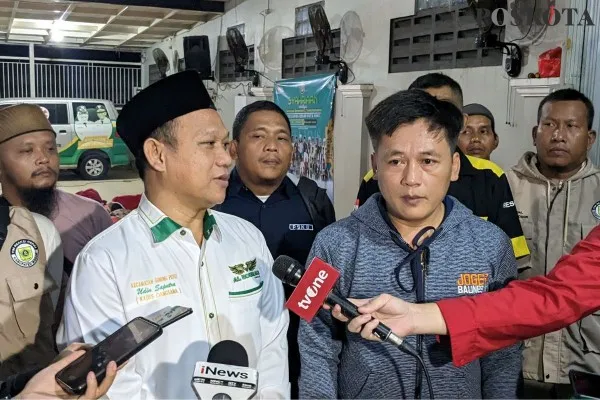 Kades Ciangsana, Udin Saputra berbicara mengenai rumah warga yang rusak imbas kebakaran gudang amunisi milik TNI. (Poskota.co.id/Panca Aji)