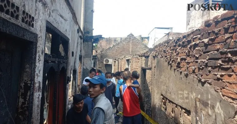 Kebakaran melanda puluhan rumah tinggal di kawasan Tambora, Jakarta Barat. (Pandi)