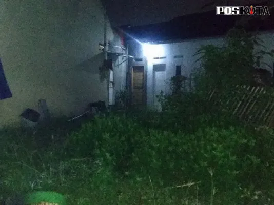 Pintu rumah warga rusak setelah dicongkel oleh maling (luthfillah)