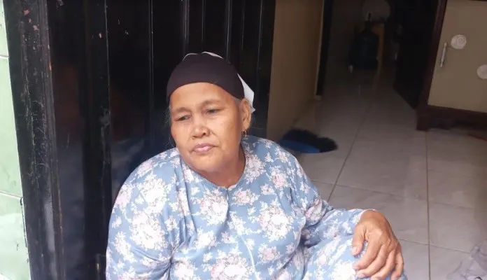 Ruminah (63) wanita lansia di Cengkareng, Jakarta Barat, yang menjadi korban penipuan dengan modus ditawarkan STB dengan pembayaran dicicil. (Pandi)