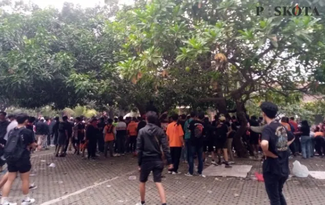 Kericuhan suporter Persija Jakarta di belakang area stadion Patriot Chandra Baga Kota Bekasi. (Ihsan)