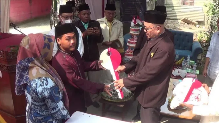 Penyerahan kunci rumah renovasi Dava Sugandi (18) di Cibarusah Bekasi. (Ist).