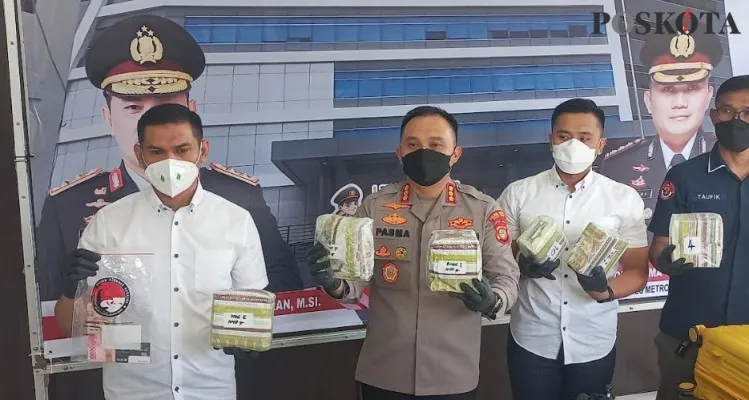 Polisi saat membeberkan barang bukti narkotika jenis sabu jaringan Malaysia. (Pandi)