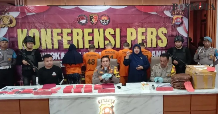 Kapolres Serang AKBP Yudha Satria didampingi Kasatresnarkoba AKP Michael K Tandayu dan Kasihumas Iptu Dedi Jumhaedi saat konferensi pers kasus peredaran sabu jaringan internasional. (haryono)