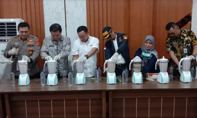 Kapolres Serang AKBP Yudha Satria Wadirresnarkoba Polda Banten AKBP Niko A Setiawan, perwakilan Pemkab Serang, BNN Banten, Bea Cukai Pasar Baru saat blender sabu. (haryono)