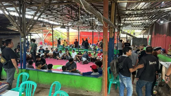 Polisi menggerebek tempat praktik sabung ayam di Jatiasih, Kota Bekasi. (Dok. Polda Metro Jaya)