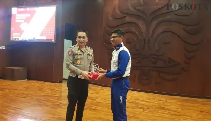 Agus Sani, Head of Safety Riding Promotion PT Wahana Makmur Sejati (WMS) memberikan cindramata kepada Direktur Keamanan Keselamatan (Dir Kamsel) Korlantas Mabes Polri, Kombes Pol Indra Jafar dalam acara Seminar & Workshop Safety Riding.(angga)