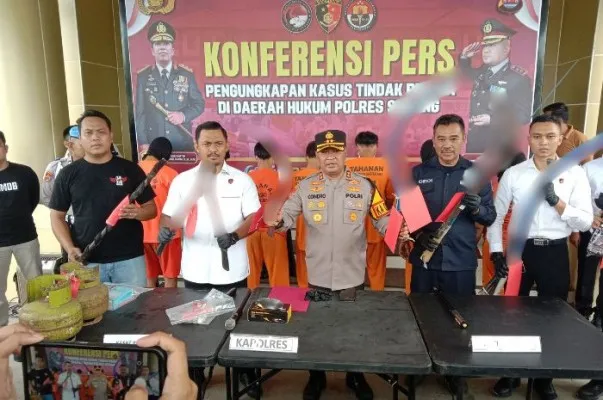 Kapolres Serang AKBP Candra Sasongko didampingi Kasatreskim AKP Andi Kurniady ES dan Kasihumas AKP Dedi Jumhaedi menunjukkan Sajam yang diduga dari berandal Team Tubruk 134. (haryono)