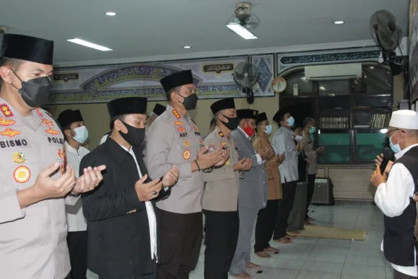 Personel Polres Metro Jakarta Barat Gelar Solat Ghaib Untuk Korban Kapal Selam Nanggala 402 Yang Tenggelam.(ist).