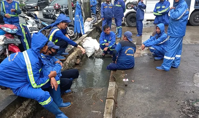 Saluran air yang berada di kawasan Green Garden, Kedoya Utara, Kebon Jeruk, Jakarta Barat sedang dibersihkan petugas.(Foto/sdajakbar)