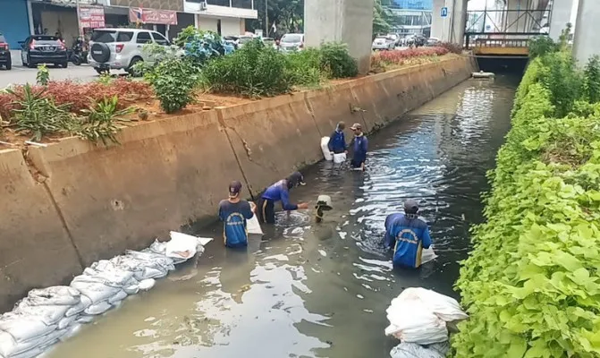 Pasukan biru Dinas SDA tengah melakukan pengerukkan sedimen lumpur di sejumlah lokasi di Kecamatan Kelapa Gading, Jakarta Utara. (Foto/sdakecamatankelapagading)