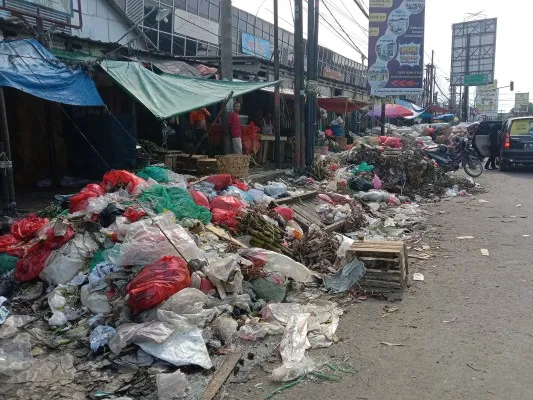 Tumpukan sampah di pasar tradisional Ciruas, tepatnya di pinggir jalan raya Serang - Jakarta, Kecamatan Ciruas, Kabupaten Serang